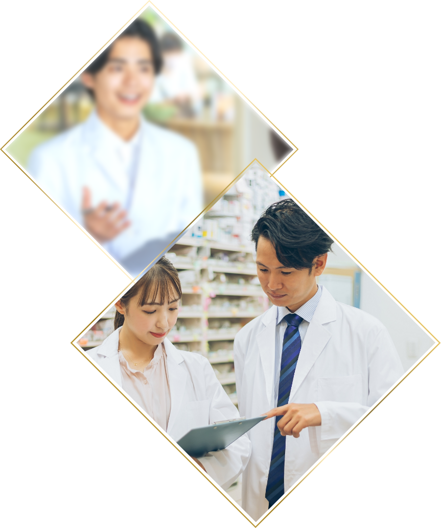 白衣を着た男女の薬剤師が、調剤薬局内で書類を見ながら会話している様子