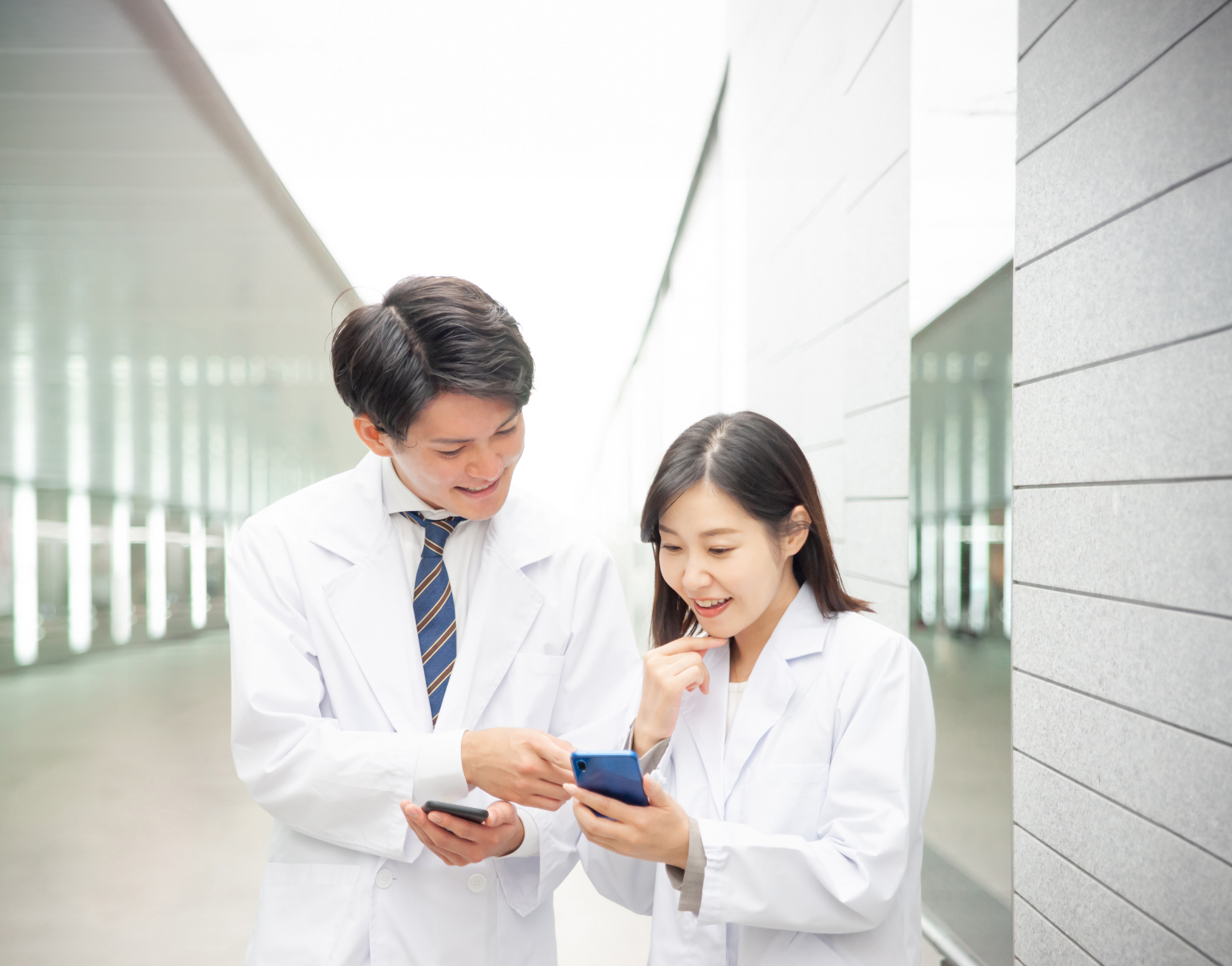 笑顔で薬の確認をする薬剤師2人