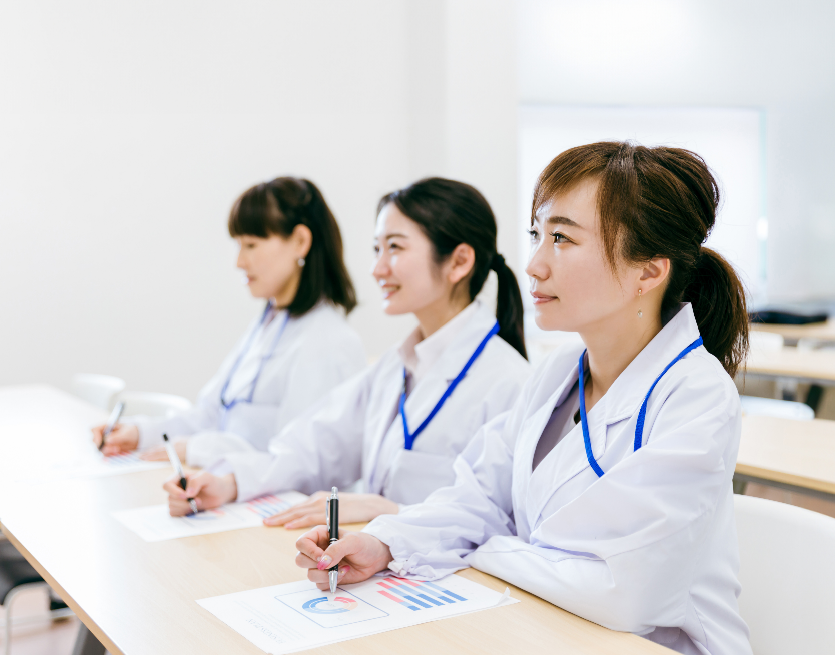 研修中の薬剤師たちのグループ