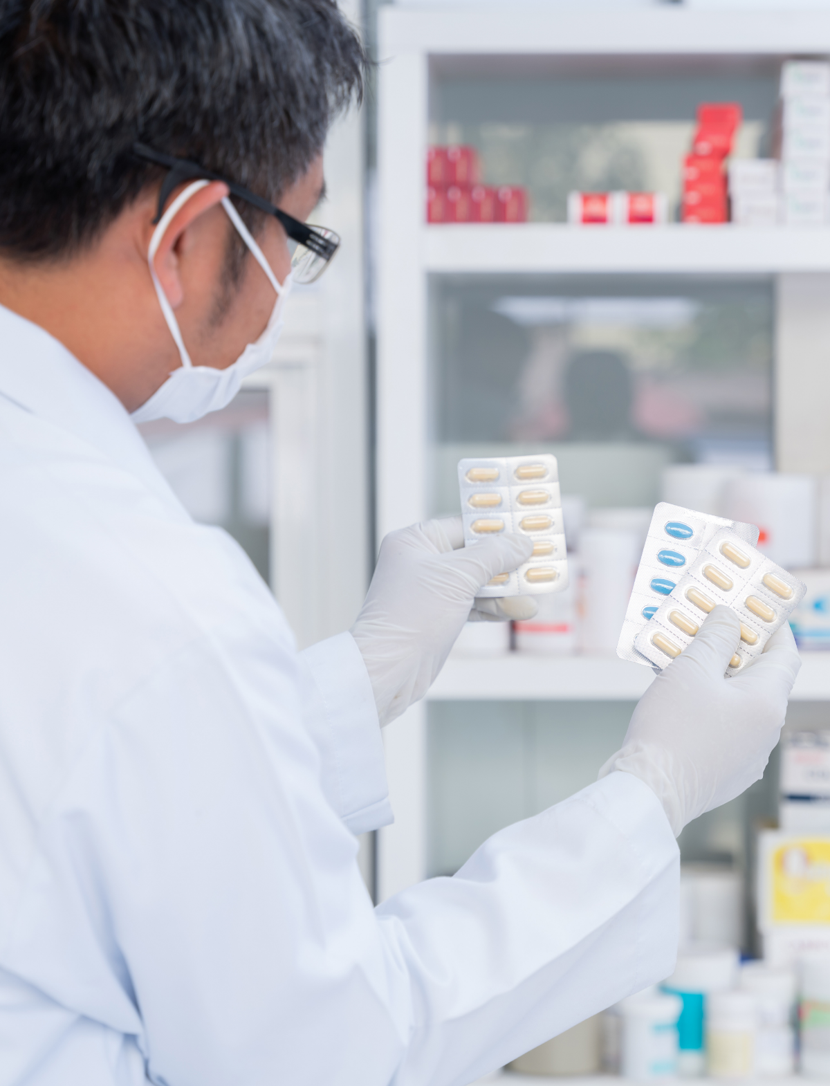 医薬品のパッケージを確認する薬剤師の様子