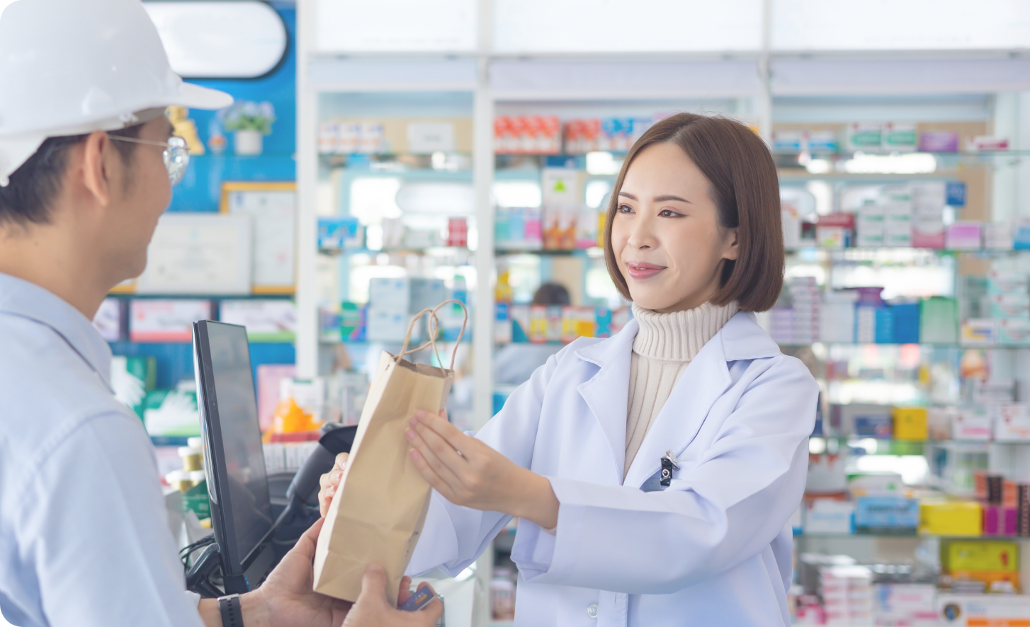 笑顔で接客する薬剤師